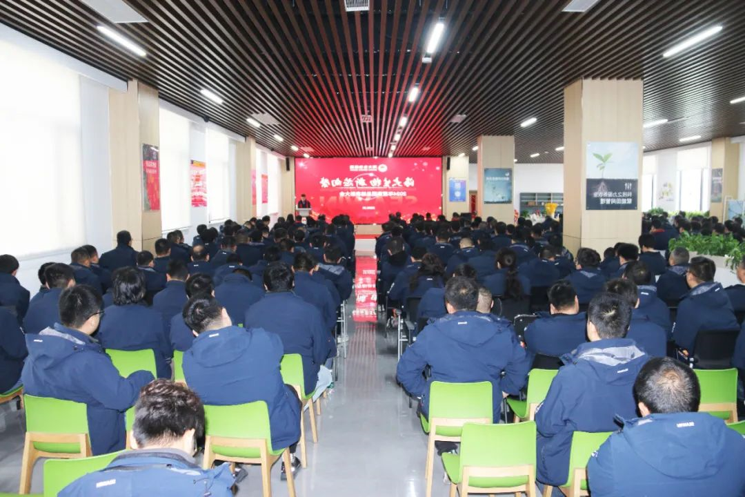 杏彩电子
集团举行2024年度总结表彰大会