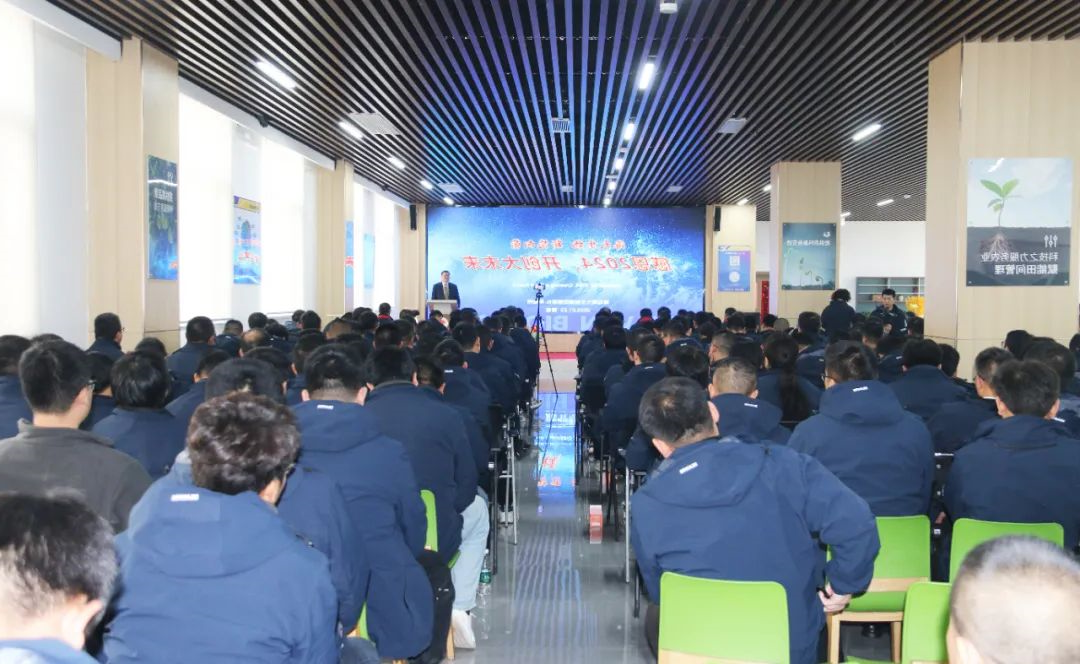 杏彩电子
集团举行2024年度总结表彰大会